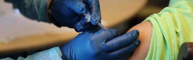 半岛体育官网-美国疫情形势依旧没有好转 疫苗成新赛季通行证