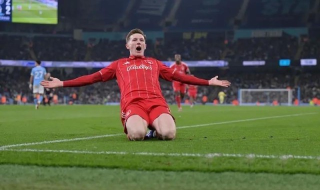 半岛体育官网-看人真准！曼城主场痛失好局仍有收获 心仪悍腰完美通过“面试”